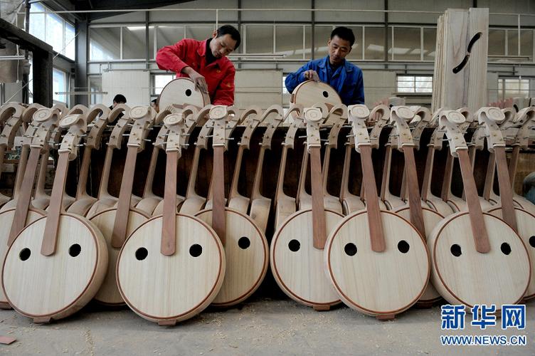 工人在河南省兰考县民族乐器厂用泡桐制作乐器(2011年11月6日摄).