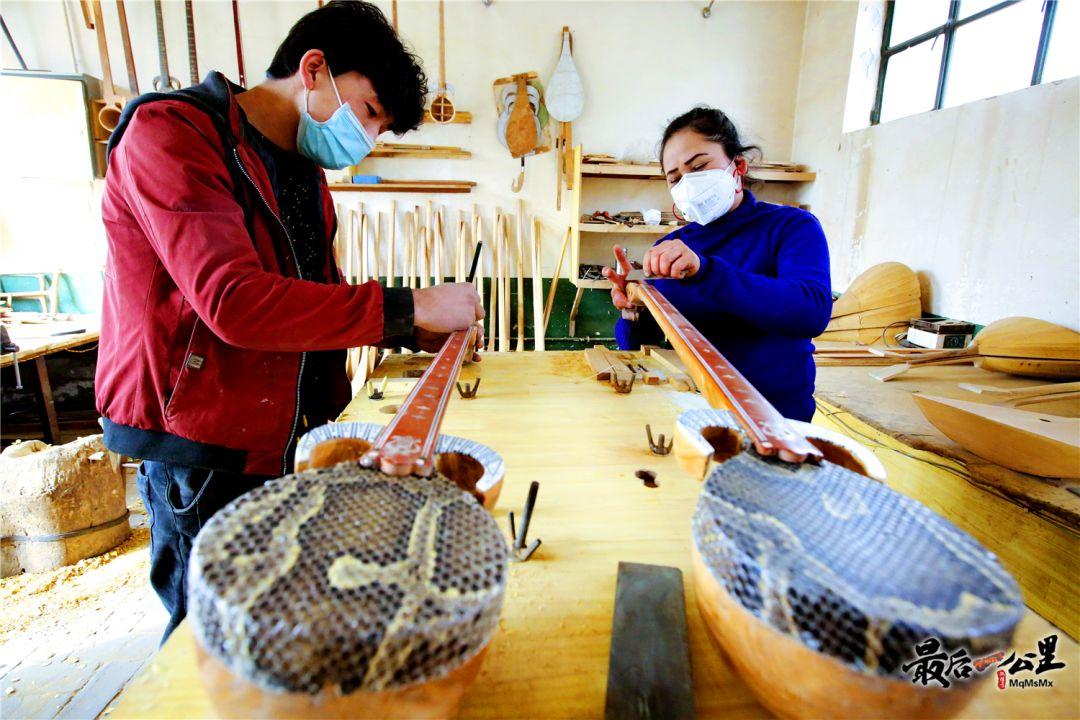 村民在苏甫尔乐器厂制作民族乐器.